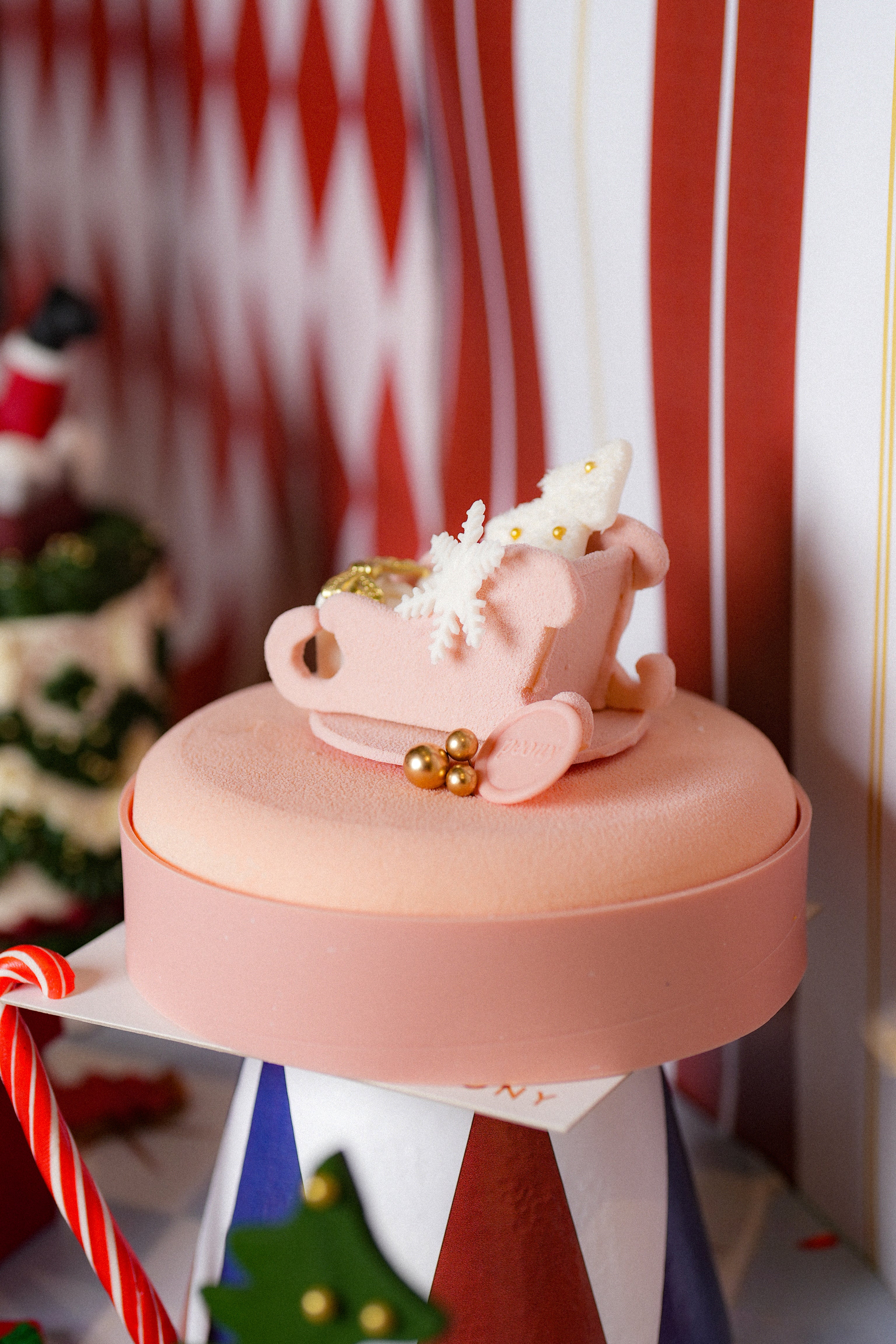 No: 7 Yılbaşı Krema Detaylı Tasarım Pasta