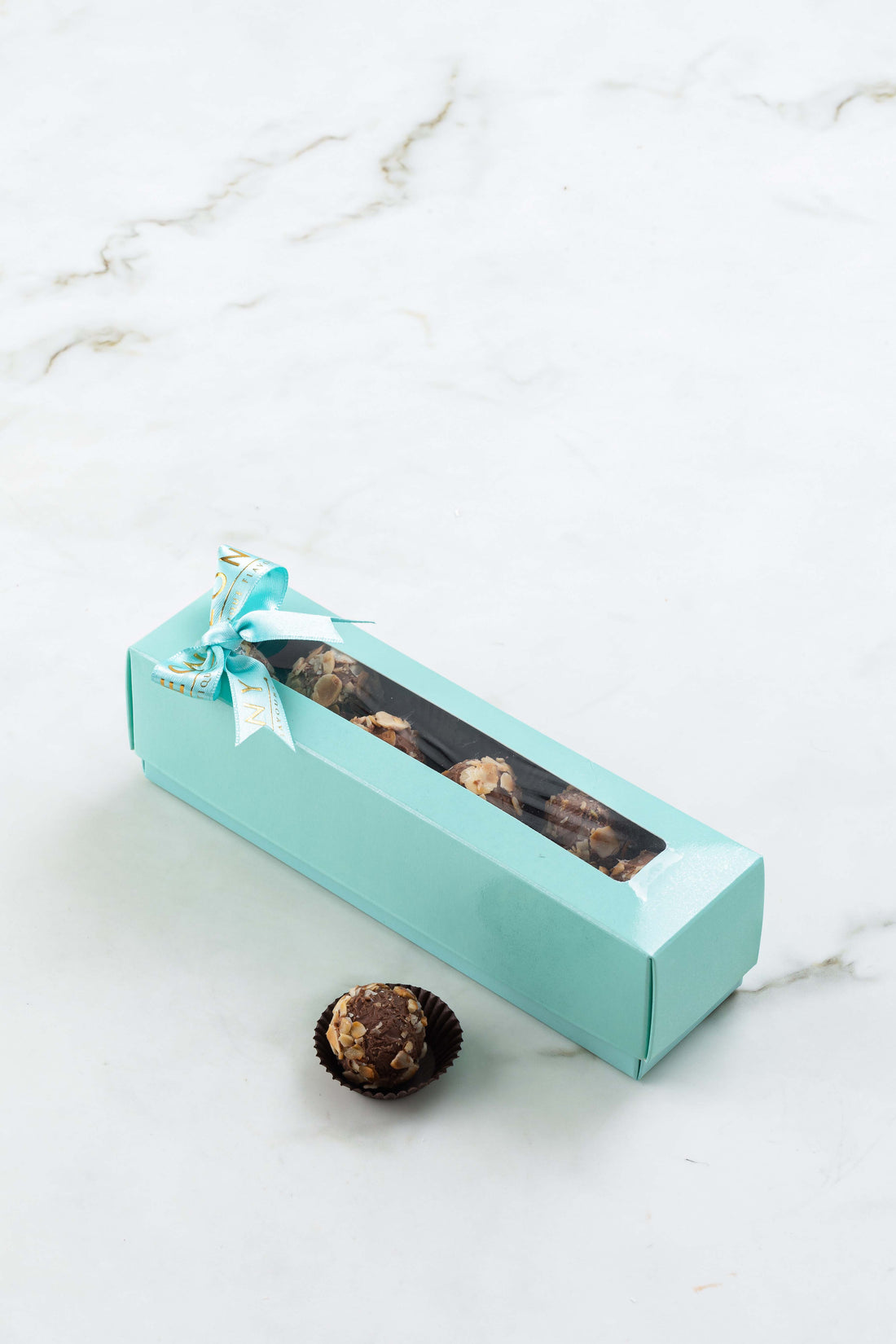 Fındık Parçacıklı Çikolata Dolgulu El Yapımı Çikolata