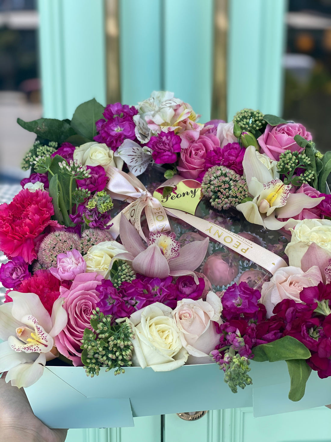 Canlı Çiçekli Crunch Çikolatalı Hediye Kutusu