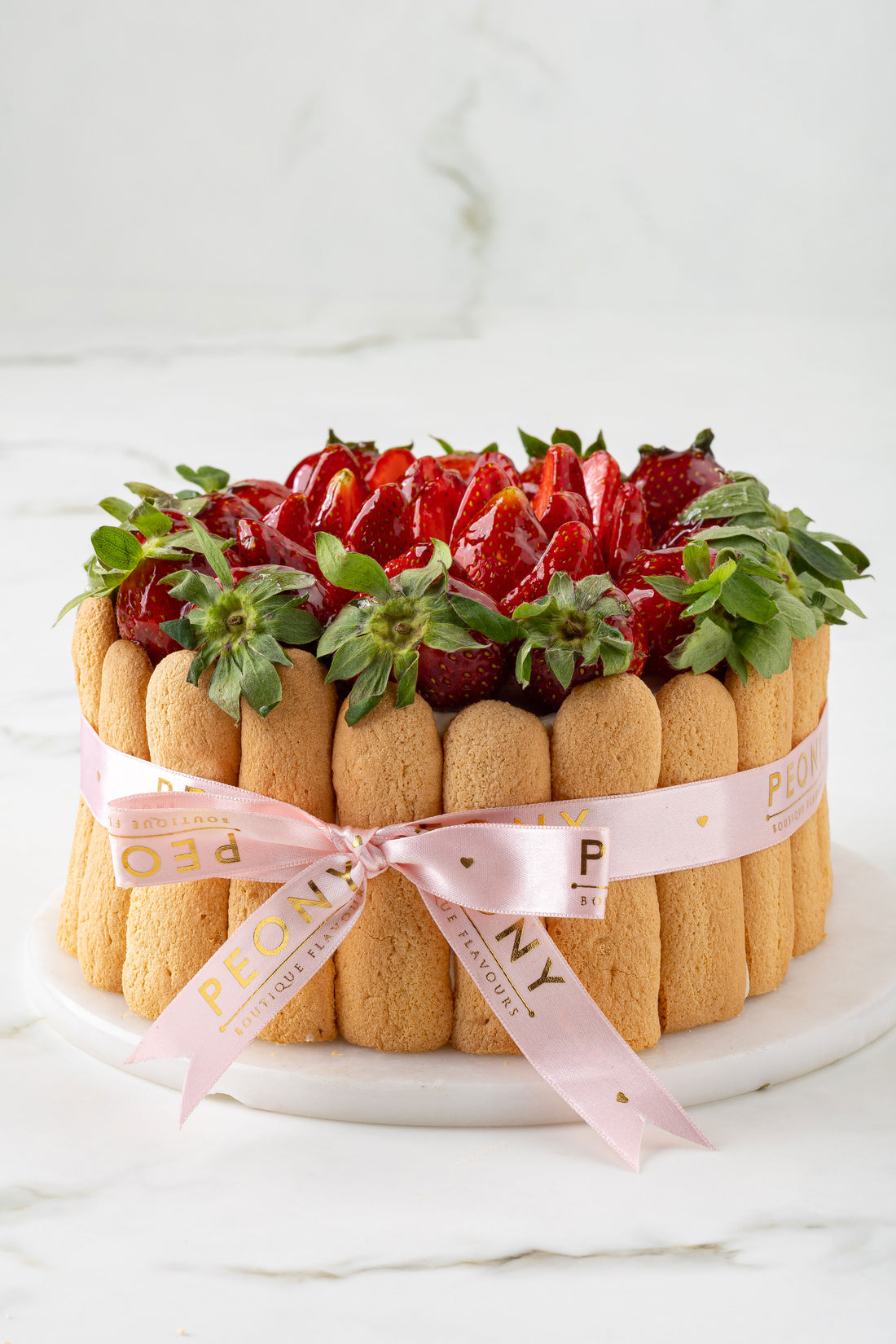 Kedi Dilli Beyaz Kremalı Çilekli Pasta