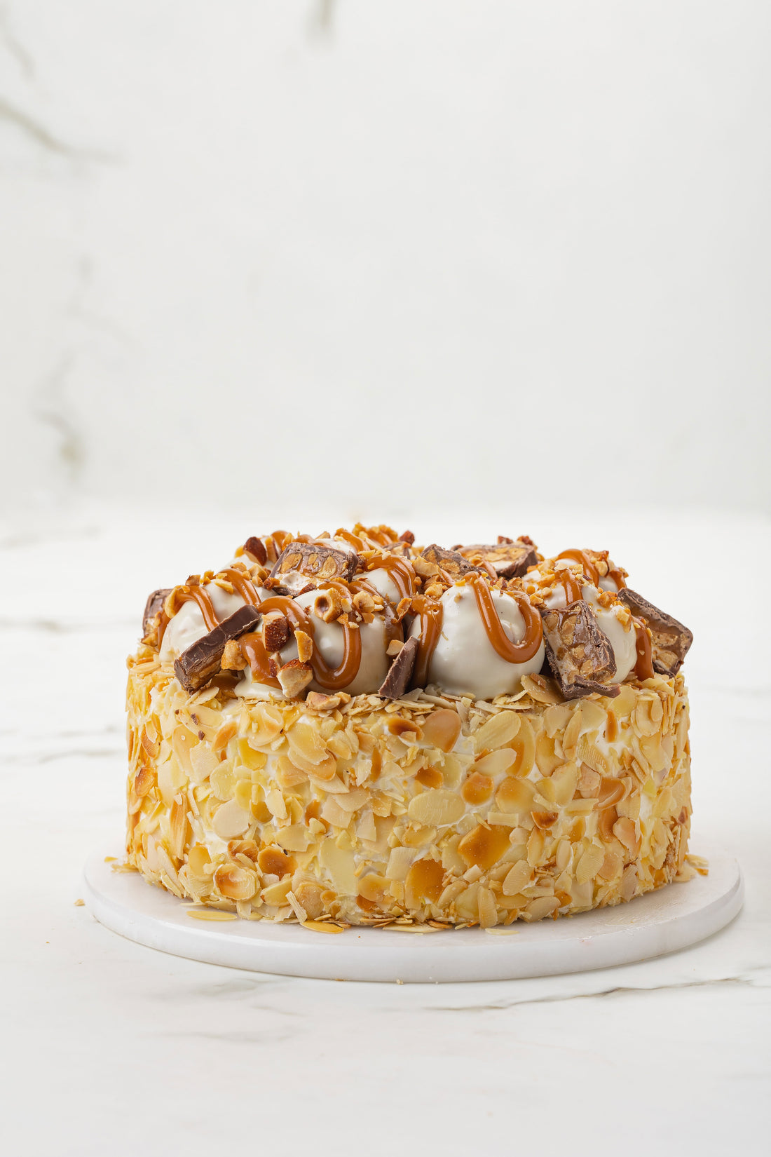 Profiterol Toplu Beyaz Kremalı Muzlu Pasta