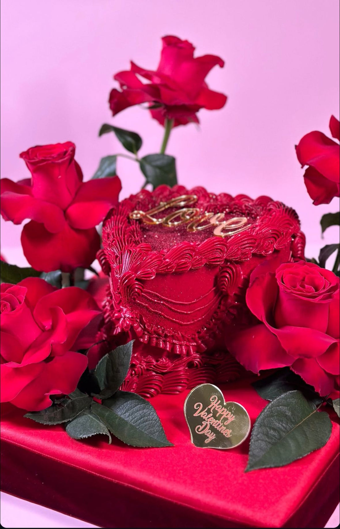 No:1 Sevgililer Günü Kırmızı Detaylı Kremalı Tasarım Pasta