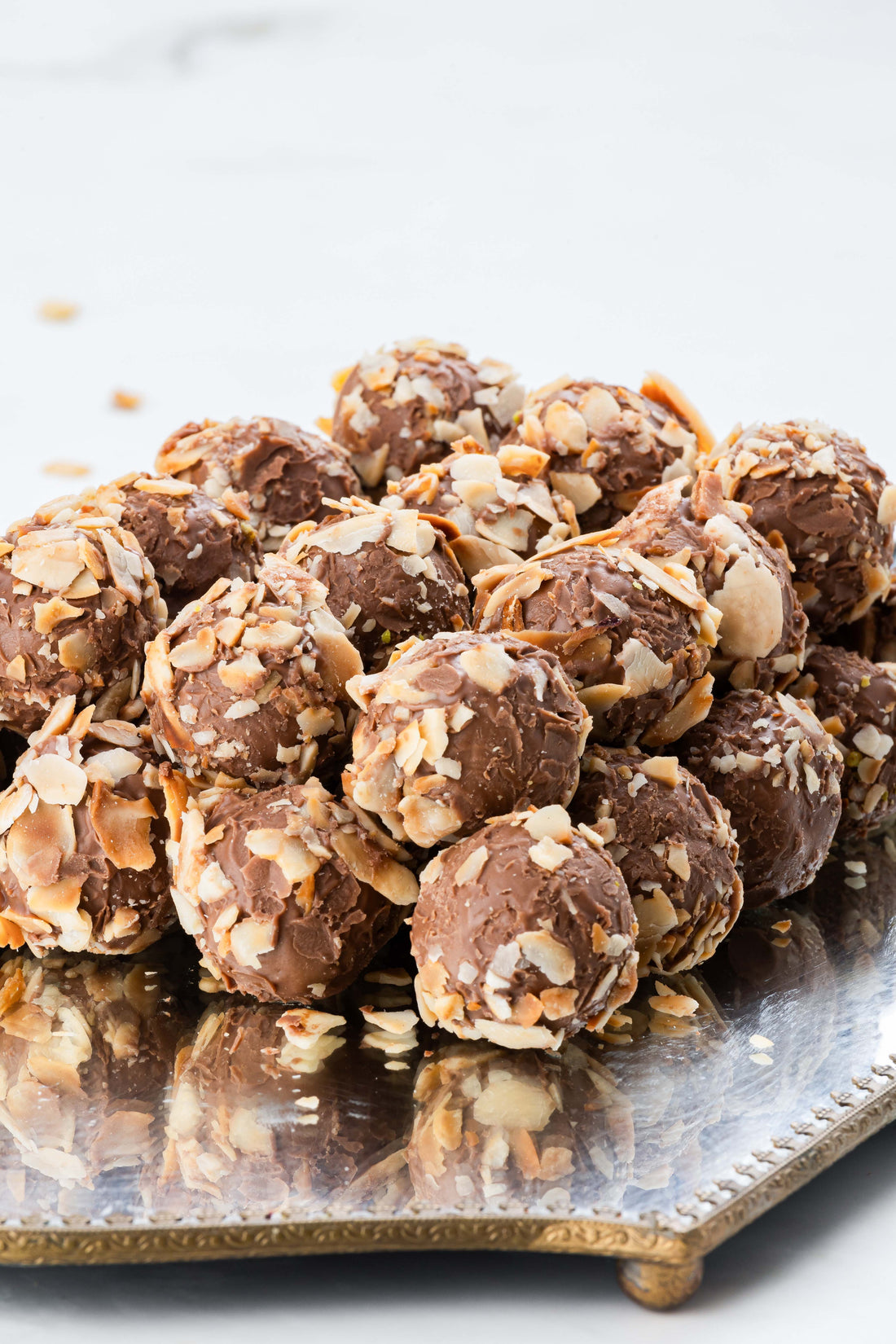 Fındık Parçacıklı Çikolata Dolgulu El Yapımı Çikolata