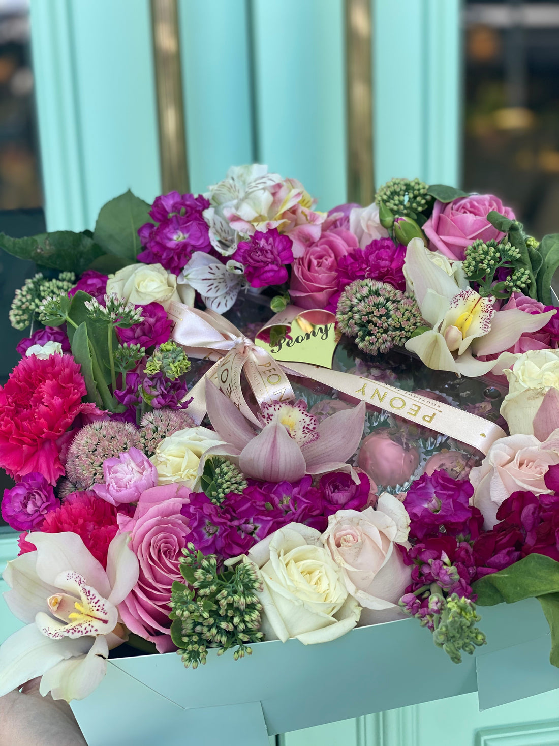 Canlı Çiçekli Crunch Çikolatalı Hediye Kutusu