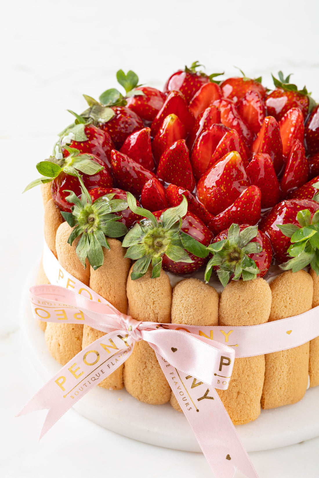 Kedi Dilli Beyaz Kremalı Çilekli Pasta